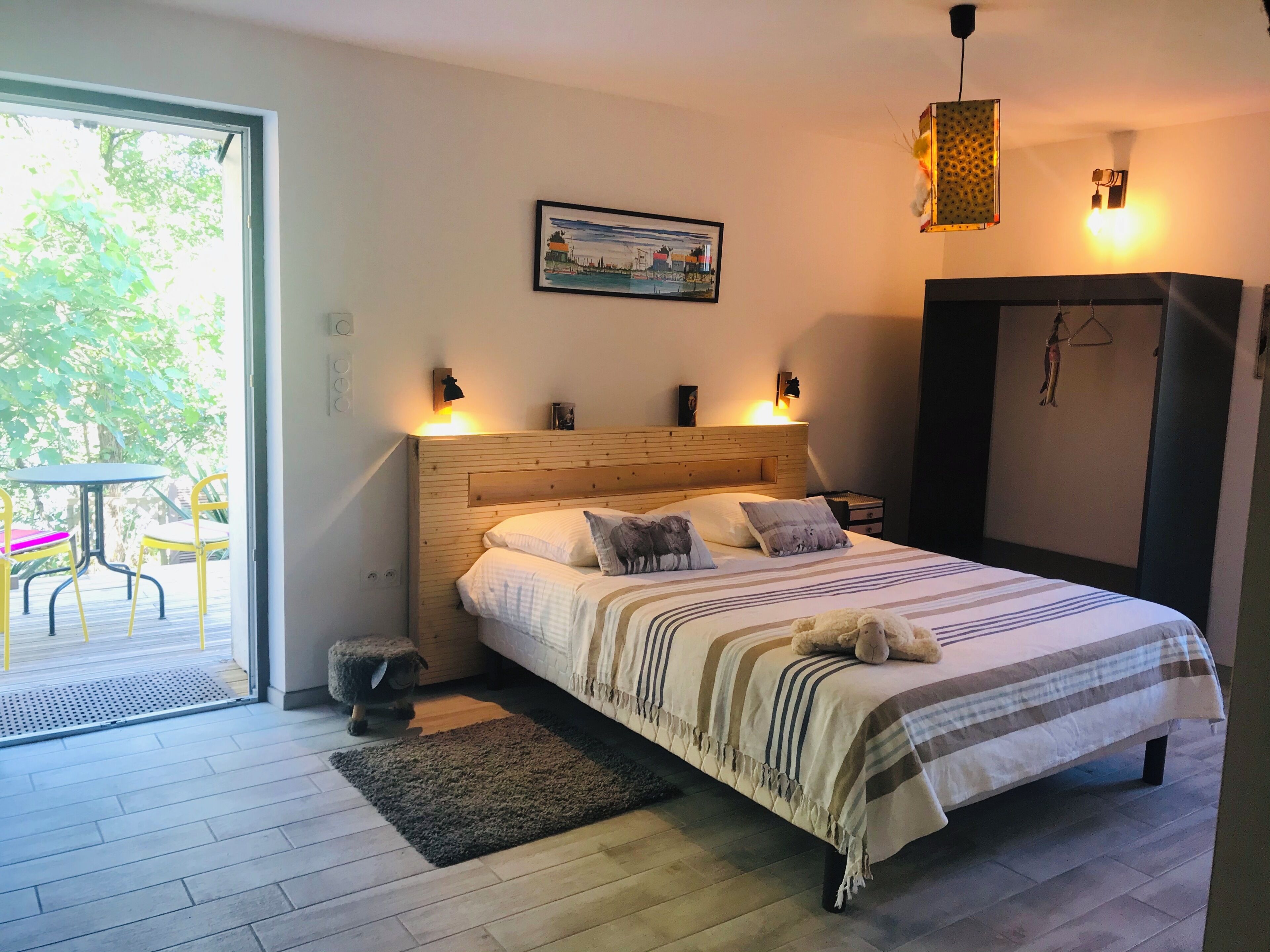 Iron/ironing board, WiFi, bed sheets