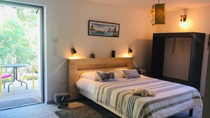 A bedroom with a bed, bedside lamps, a framed picture, and a wardrobe. - Nature gite (2 suites) near Espellette and Cambo les bains Pets welcome (Itxassou)