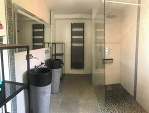 Dusche, Haartrockner, Handtücher, Seife
