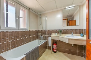 Shower, hair dryer, towels - Apartment 'Dúplex Olalla Playa' with Sea View, Wi-Fi and Air Conditioning (Palomares)