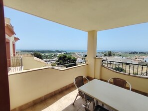 Outdoor dining - Olalla Playa: Charming Duplex Apartment with Spectacular Sea Views in a Peaceful Area (Palomares)