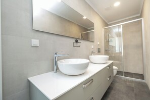 Shower, hair dryer, towels, soap - Bovilla Hotel Salt Yalıkavak (Bodrum)
