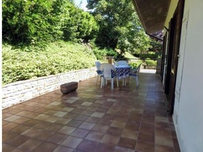 Outdoor dining - La Casa di Valentina - Relaxation, Panoramic Pool and Privacy in the Langhe (Piemonte)