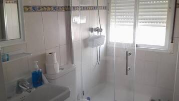 Shower, hair dryer, towels
