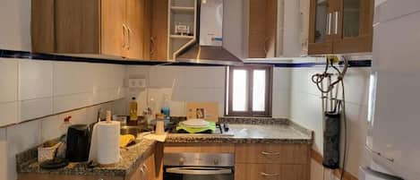 Refrigerador, horno, parrilla de estufa y tetera eléctrica