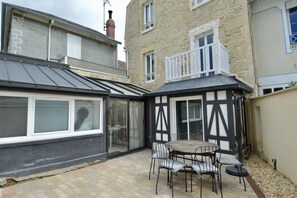 Outdoor dining - Maison Yumi - With terrace, near the beach (Saint-Aubin-sur-Mer)