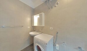 Shower - Great accommodation for a relaxing stay (Lignano Sabbiadoro)