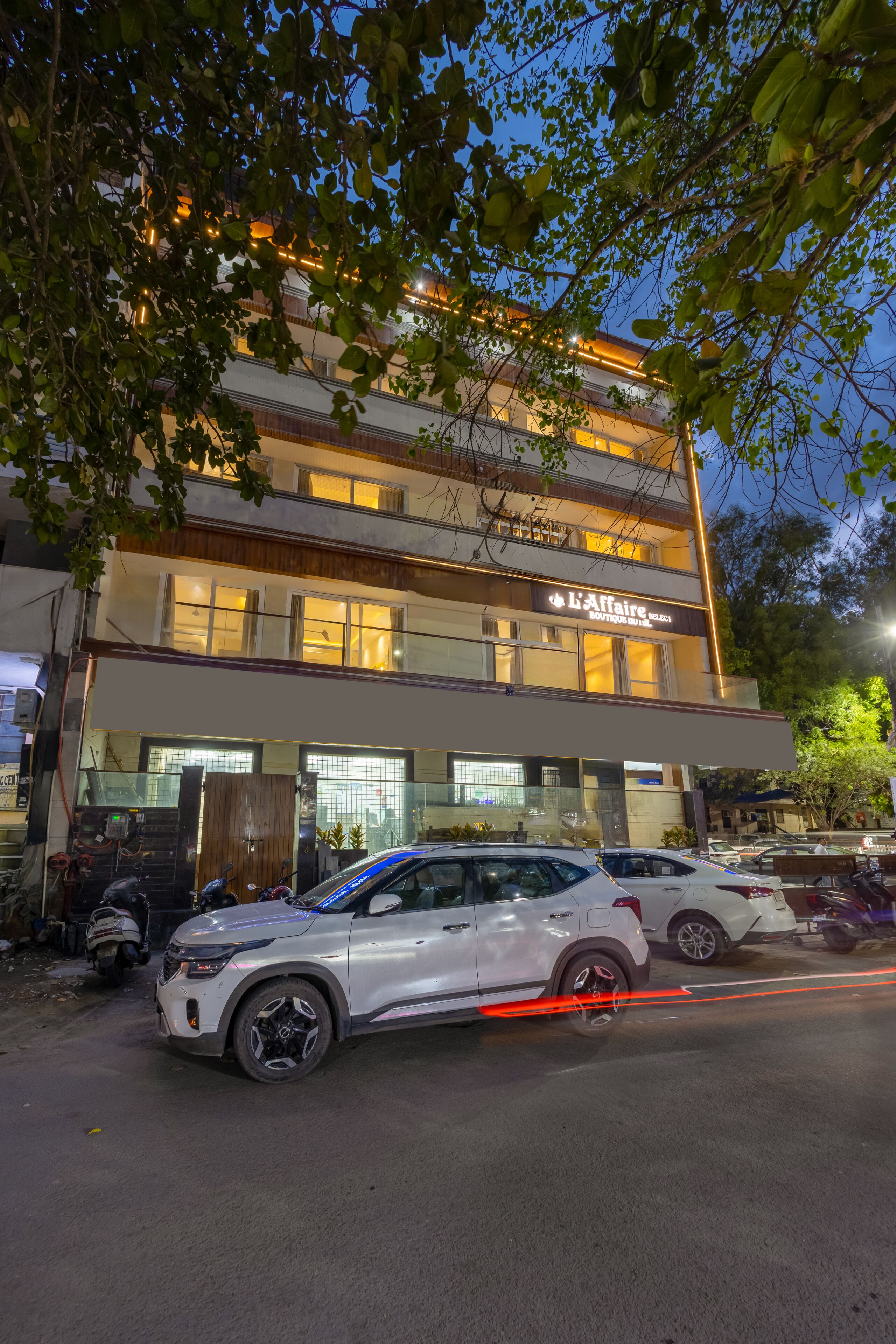 Un edificio de varios pisos con una fachada que muestra el rótulo 'L'Affaire Boutique'.