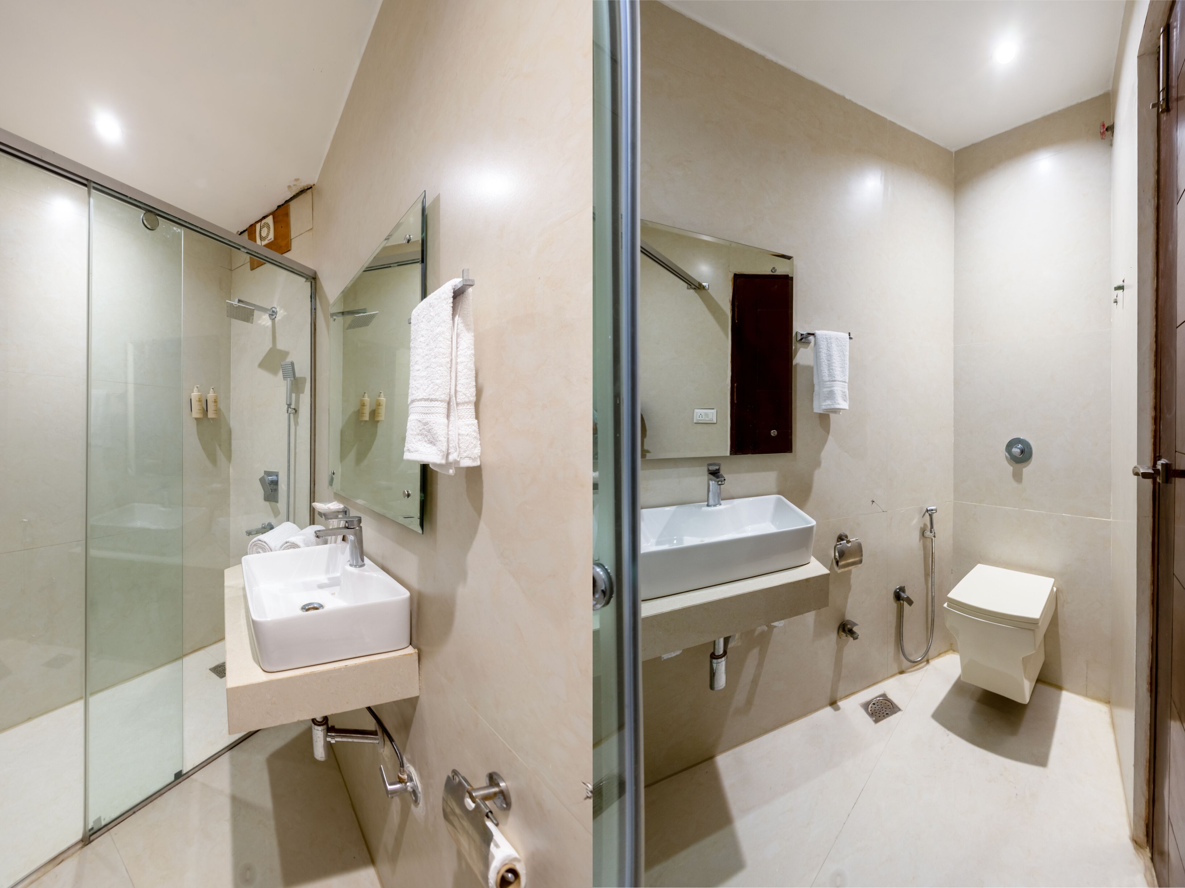 Un bany modern amb plat de dutxa de vidre, un moble de bany doble i un lavabo, un vàter i un mirall gran.