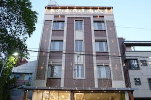A multi-story building with the sign 'HOTEL GREEN PALACE' at the top. - Hotel Green Palace (Prayagraj)