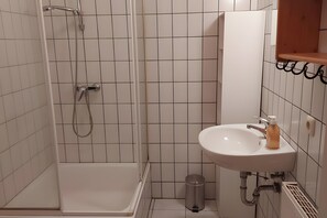 Dusche, Haartrockner, Handtücher