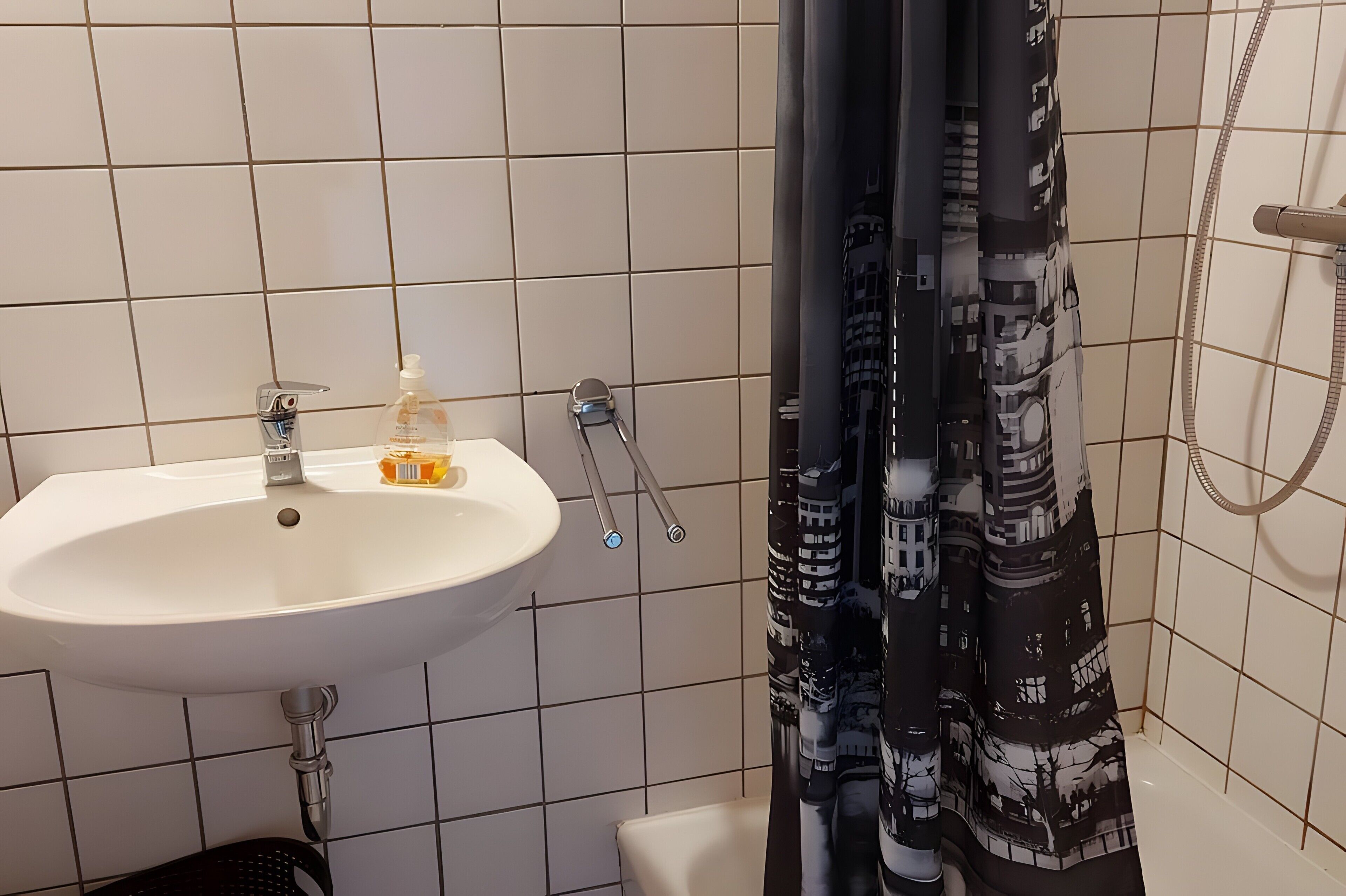 Een douche, een haardroger, handdoeken