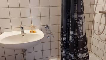 Een douche, een haardroger, handdoeken