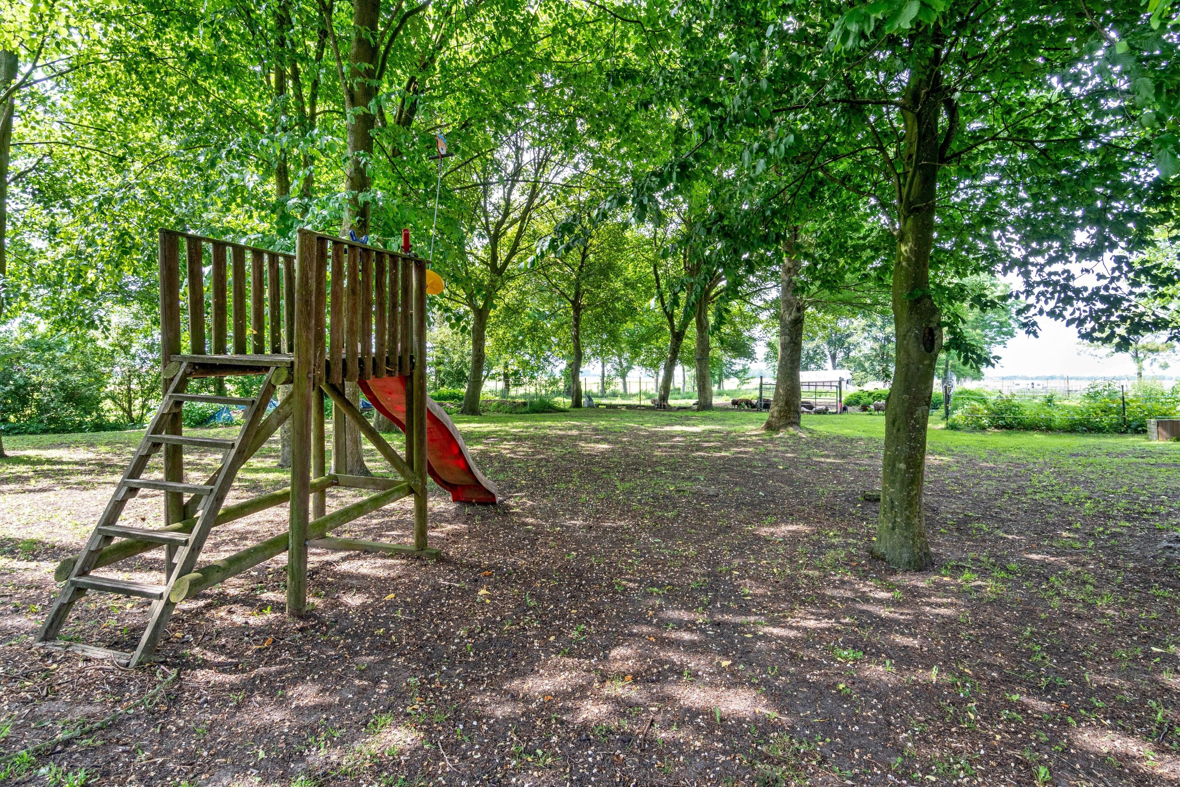 Un parque infantil con un tobogán y una escalera.