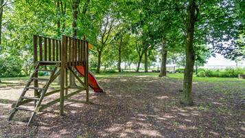 Un parque infantil con un tobogán y una escalera.