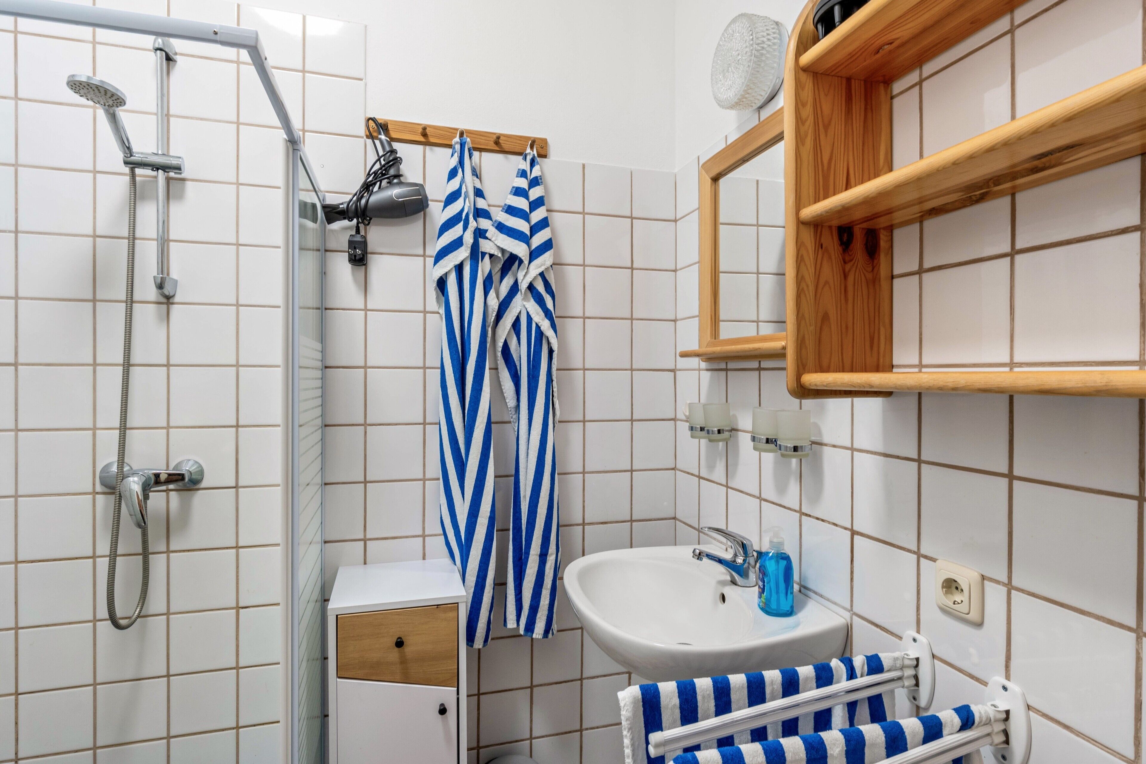 Douche, sèche-cheveux, serviettes fournies