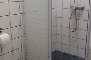 Douche, sèche-cheveux, serviettes fournies