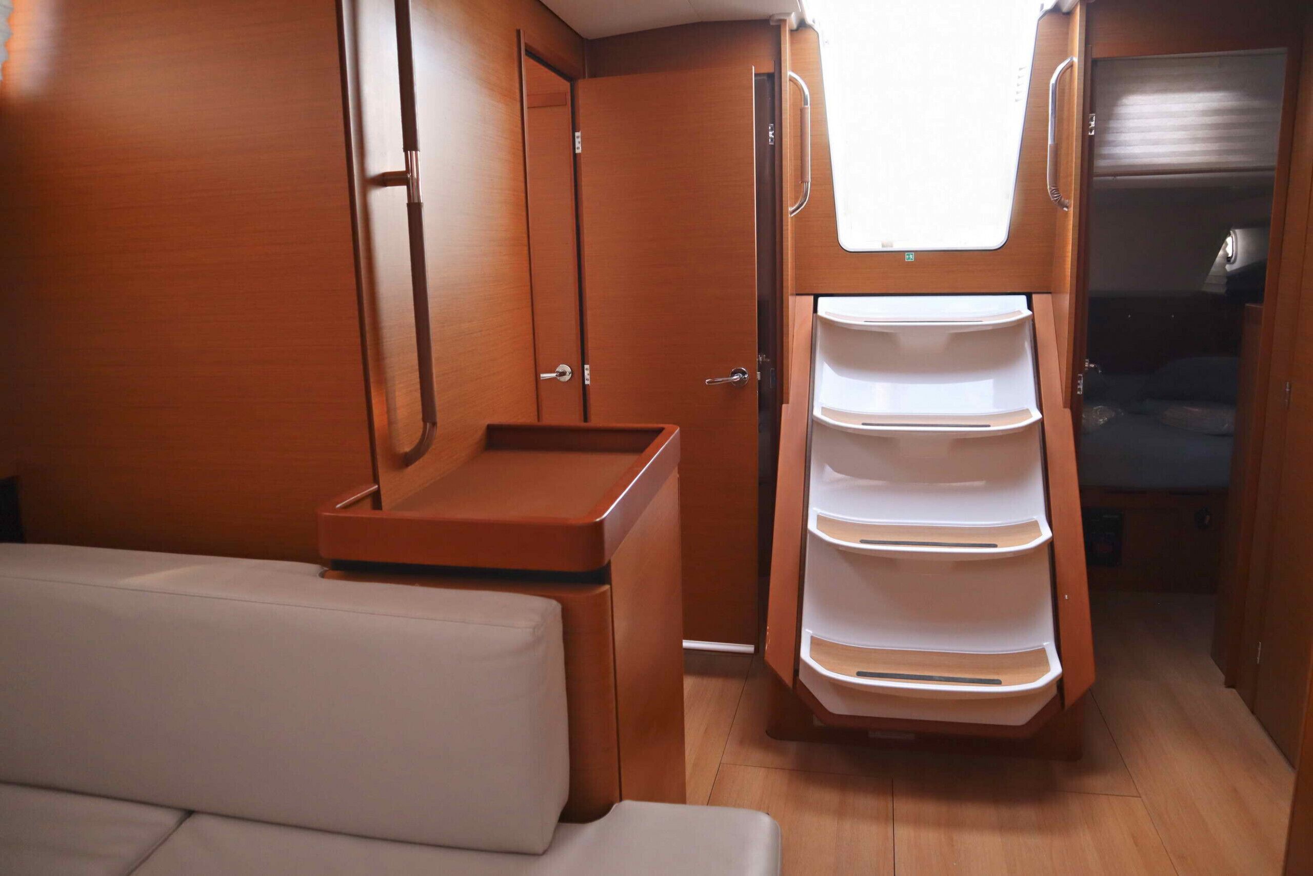 5 bedrooms, in-room safe