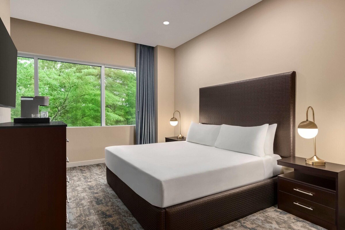 Room, 1 King Bed, Non Smoking | Hypo-allergenic bedding available, minibar, laptop workspace