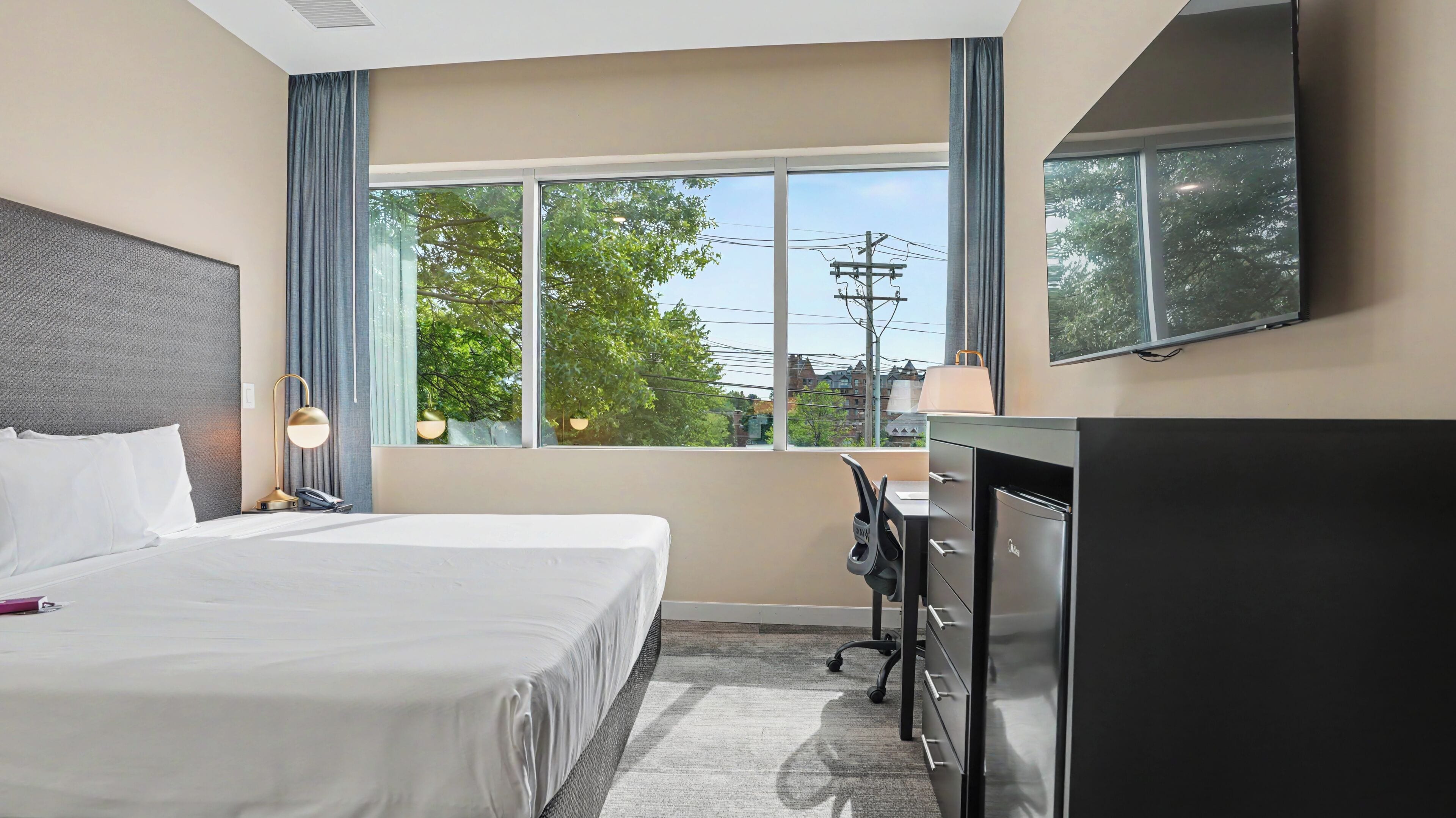 Room, 1 King Bed, Non Smoking | Hypo-allergenic bedding, minibar, laptop workspace, iron/ironing board