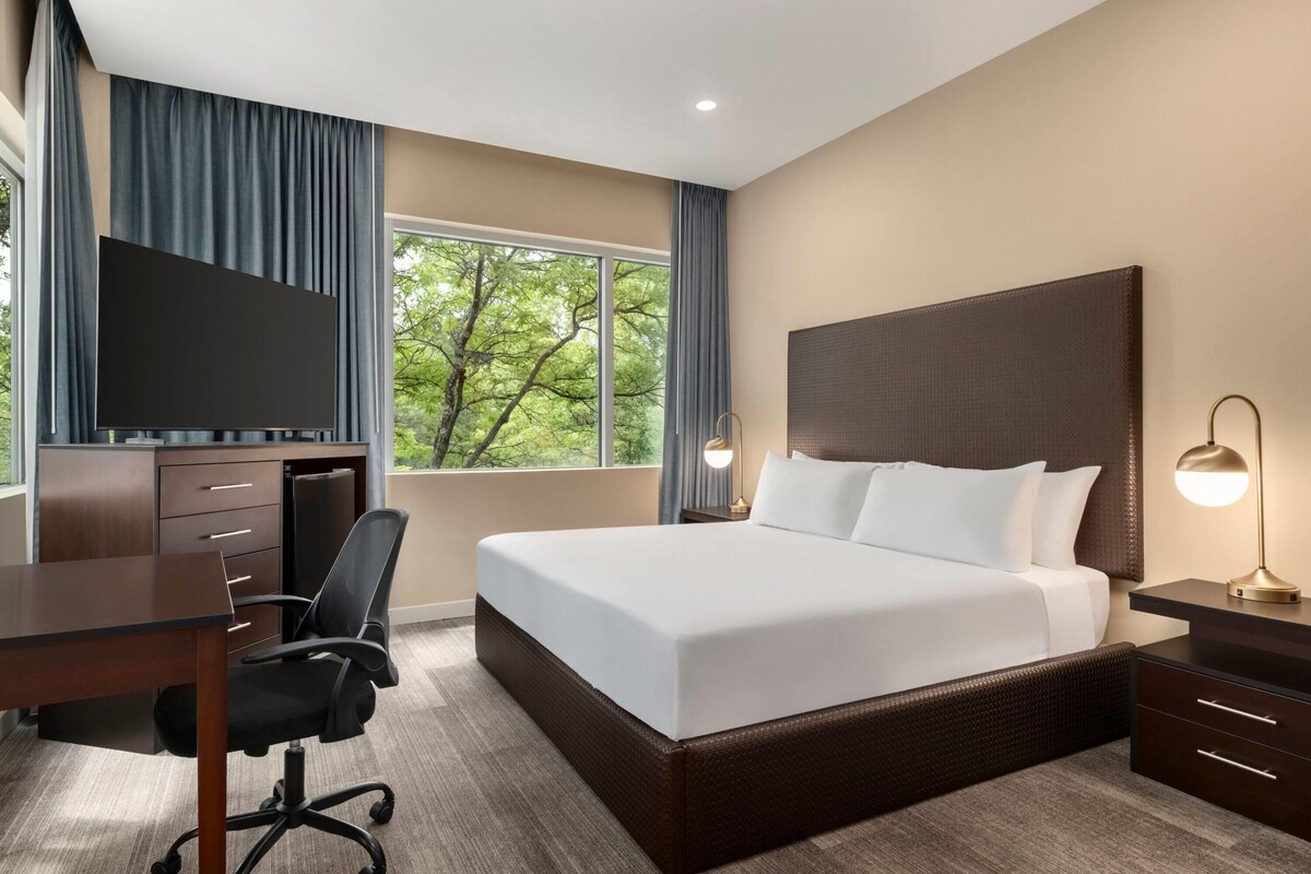 Hypo-allergenic bedding available, minibar, laptop workspace