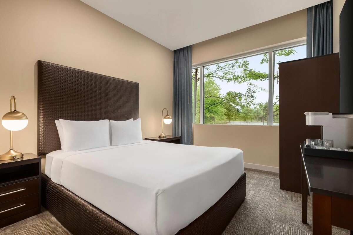 Hypo-allergenic bedding available, minibar, laptop workspace