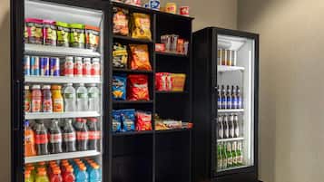 Een automaat vol snacks, drankjes en frisdranken.