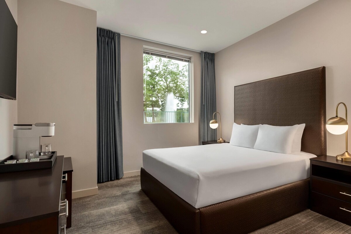 Deluxe Room, 1 Queen Bed, Non Smoking | Hypo-allergenic bedding available, minibar, laptop workspace