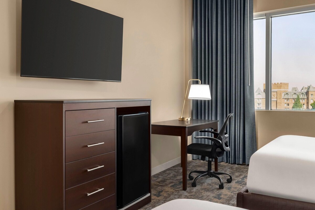 Hypo-allergenic bedding available, minibar, laptop workspace