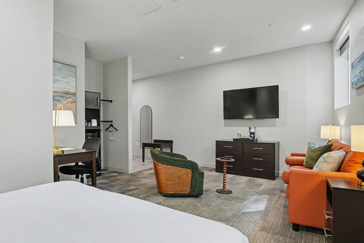 Premium Room, 1 Queen Bed, Non Smoking | Hypo-allergenic bedding, minibar, laptop workspace, iron/ironing board