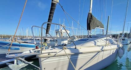 Sonnenverwöhntes Segeln an der Costa Esmeralda: Der Traum eines jeden Strandliebhabers