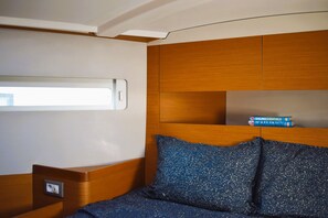 2 bedrooms, in-room safe - Sun-Kissed Sailing Adventure in Islas Sarónicas (Alimos)