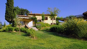 A house with a garden, a tall tree, and a clear blue sky. - Girasole in San Gimignano (San Gimignano)