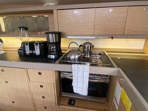 Private kitchen - Caribbean Dream: Sun-soaked Sailing Adventure from Tortola, Islas Vírgenes Británicas (Road Town)