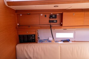 Une petite cuisine équipée avec un panneau de commande, une radio et une fenêtre.