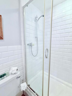 Regadera, secadora de cabello, toallas, shampoo 