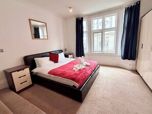 2 bedrooms, desk, iron/ironing board, WiFi - Stylish 2BR Apt | Walk to New Street & Colmore Row (Birmingham)
