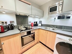 Fridge, microwave, oven, stovetop - Stylish 2BR Apt | Walk to New Street & Colmore Row (Birmingham)