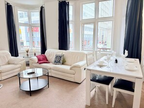 TV, offices - Stylish 2BR Apt | Walk to New Street & Colmore Row (Birmingham)