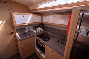 Private kitchen - Sun-Kissed Sailing Adventure in Provence-Alpes-Côte d'Azur (Saint-Mandrier-sur-Mer)