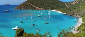 Caribbean Dream: Sun-soaked Sailing Adventure from Tortola, Islas Vírgenes Británicas