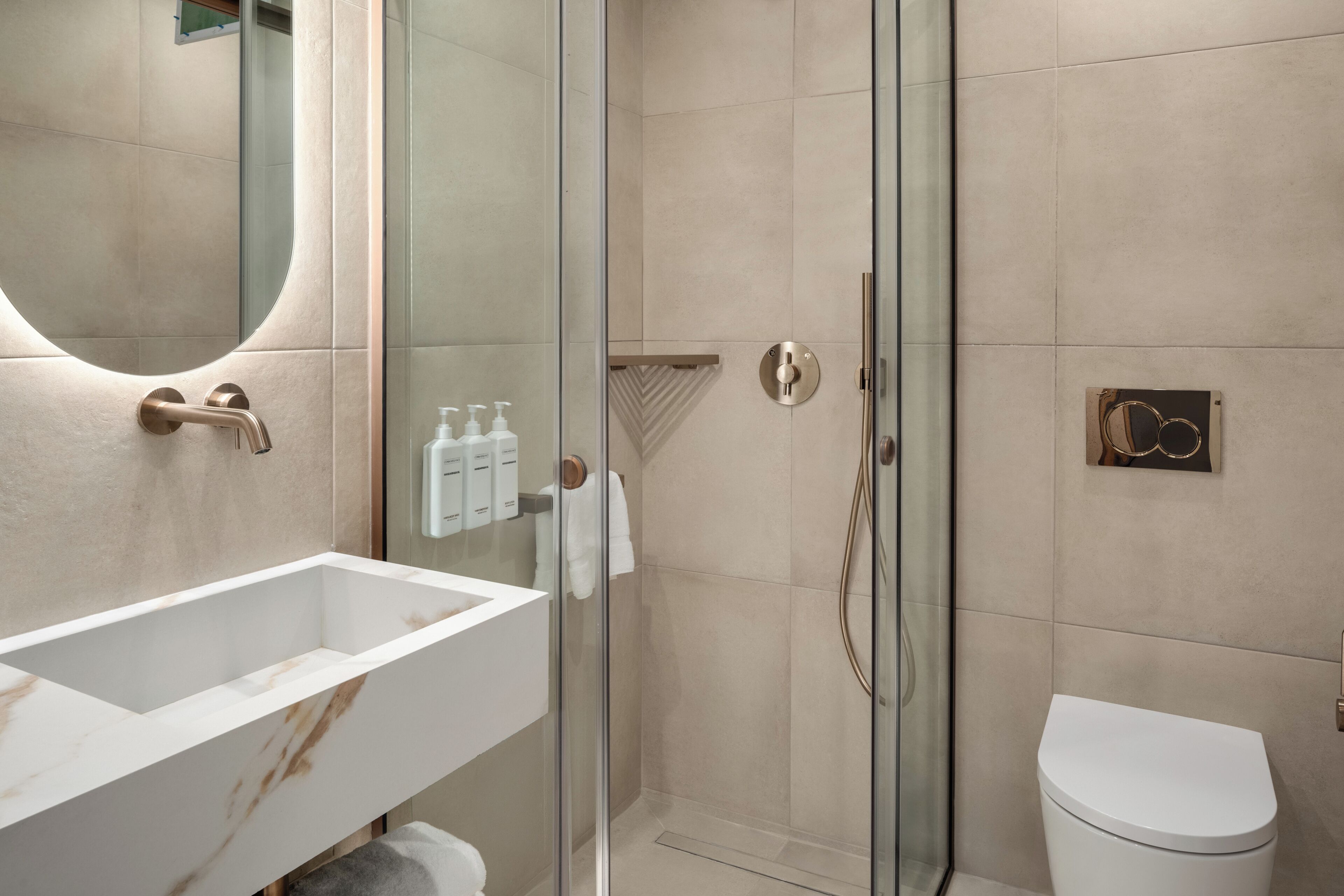 Shower, rainfall showerhead, free toiletries, hair dryer