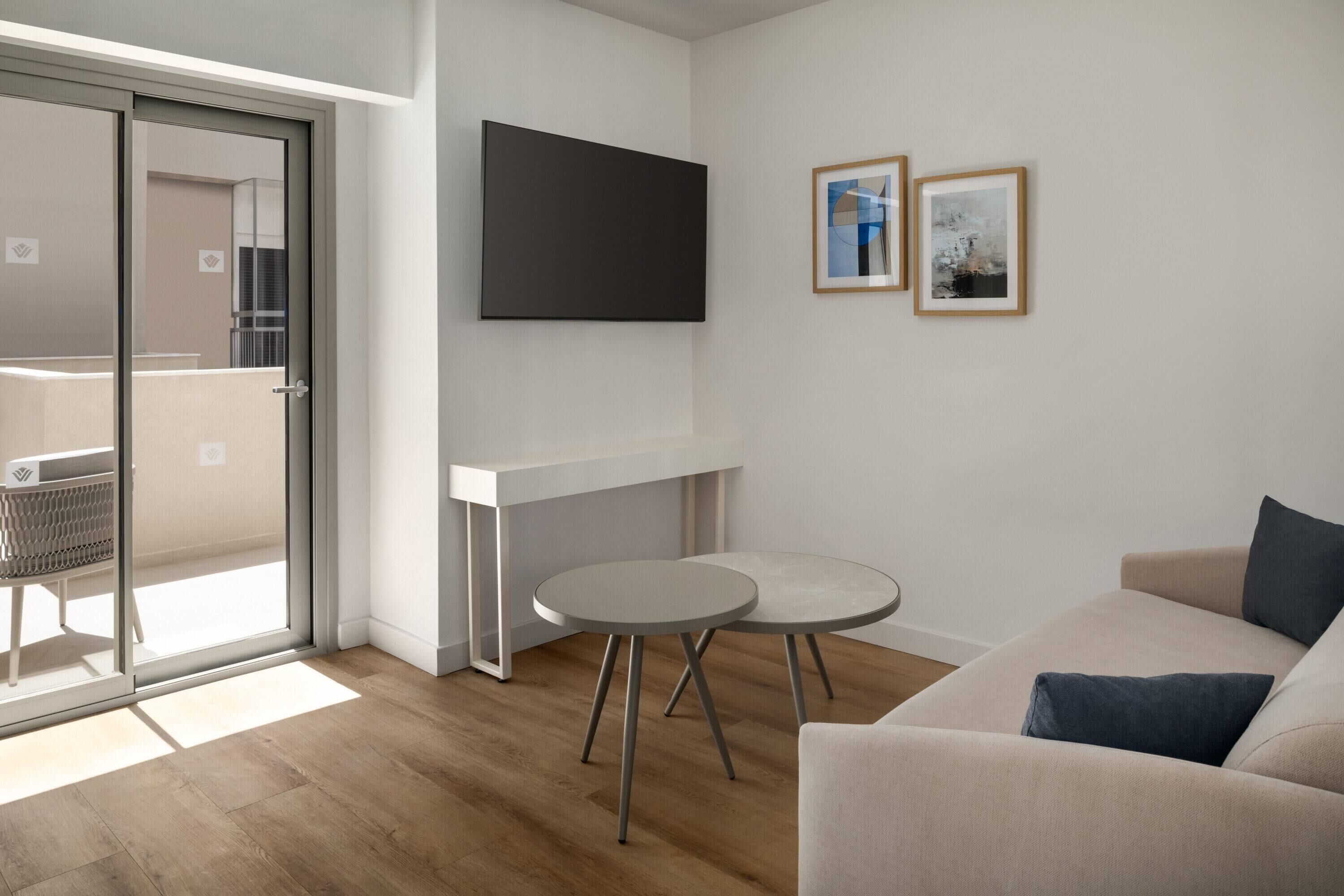 Deluxe suite, 1 kingsize bed met slaapbank | Een kluis op de kamer, een bureau, een laptopwerkplek