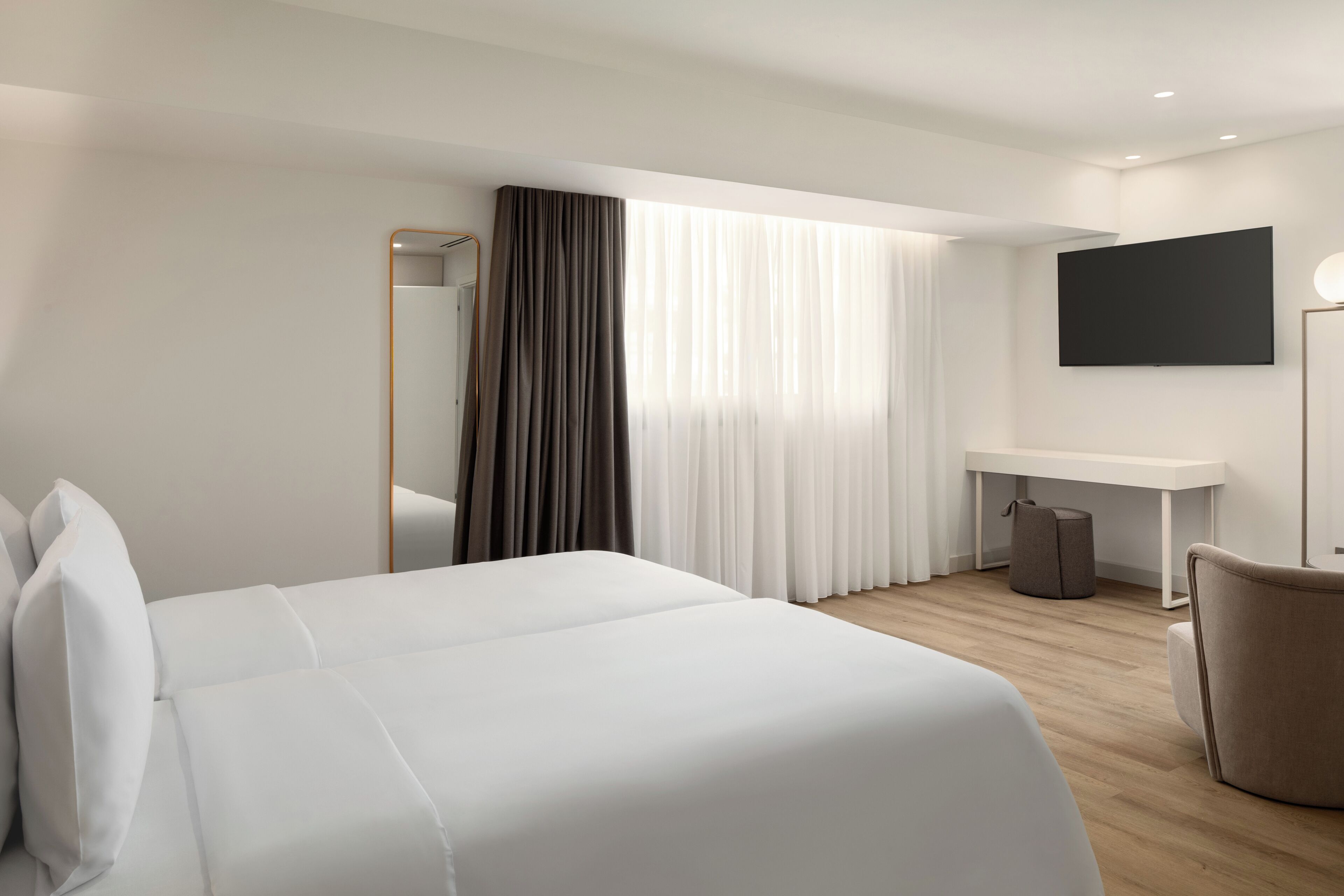 Twin Room, 1 Twin Bed, Accessible | In-room safe, desk, laptop workspace, soundproofing