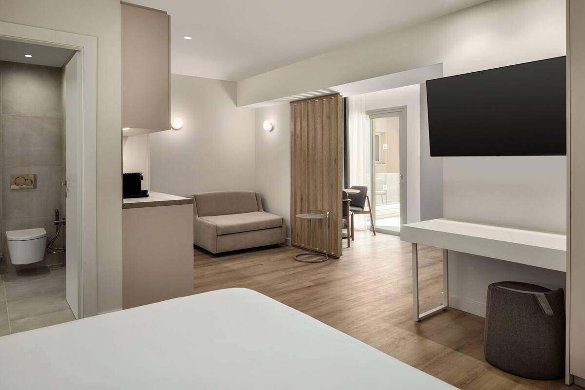Deluxe Suite, 1 King Bed with Sofa bed