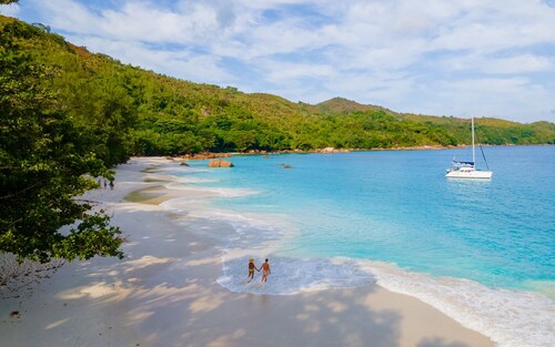 Seychelles Sun-Soaked Sailing: A Pristine Beach Experience from Praslin
