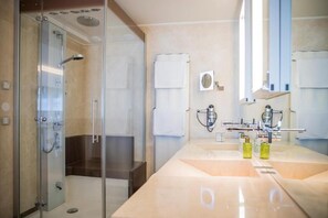 Separat badekar og bruser, hårtørrer, hjemmesko, håndklæder