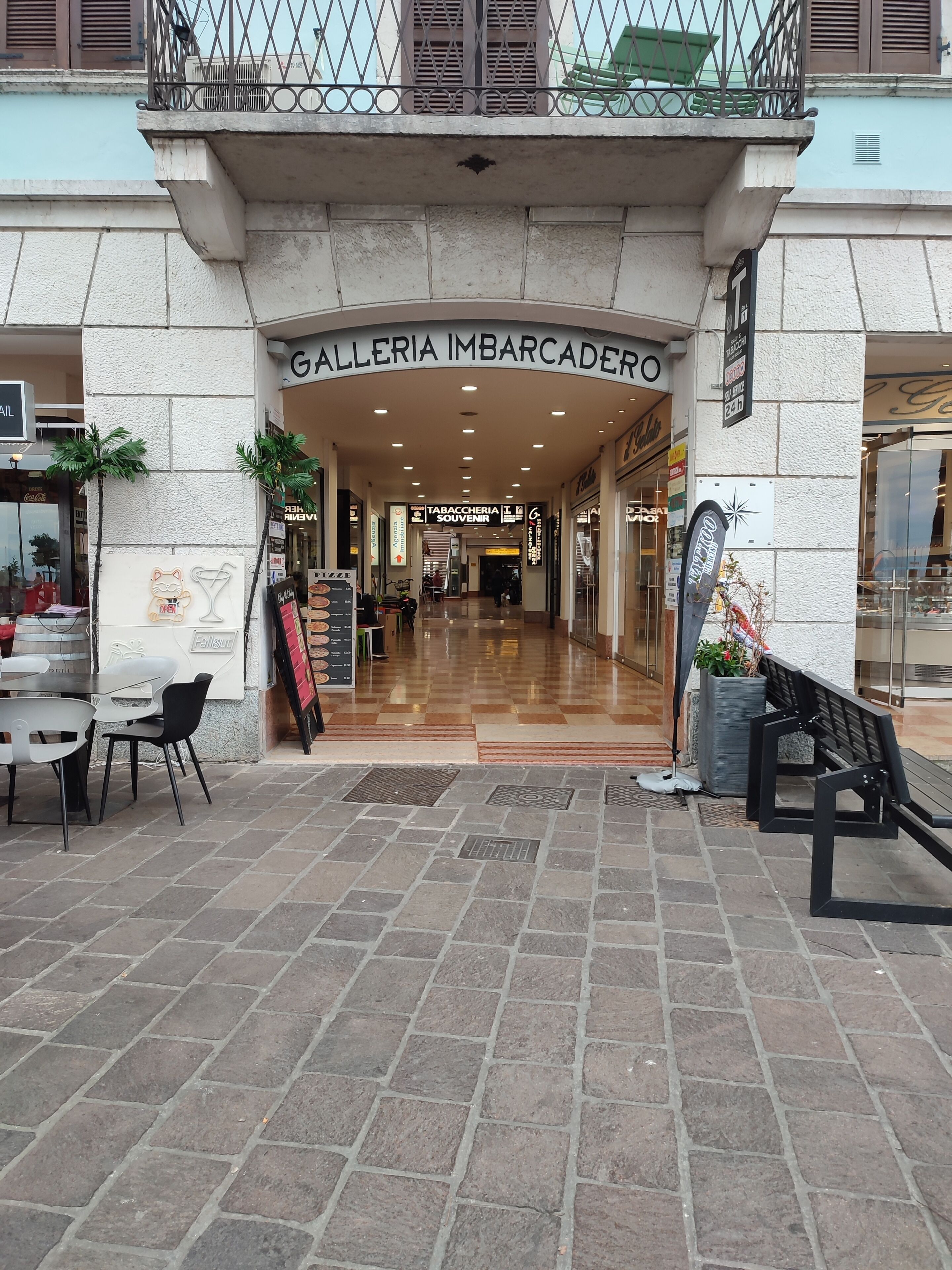 En butikslokal med en skylt som visar texten ”GALLERIA IMBARCADERO” och en tydligt synlig entré.