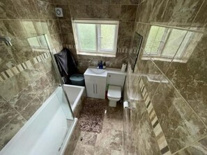 Bathroom - CozyHome Fast Trains to London & Gatwick (Croydon)