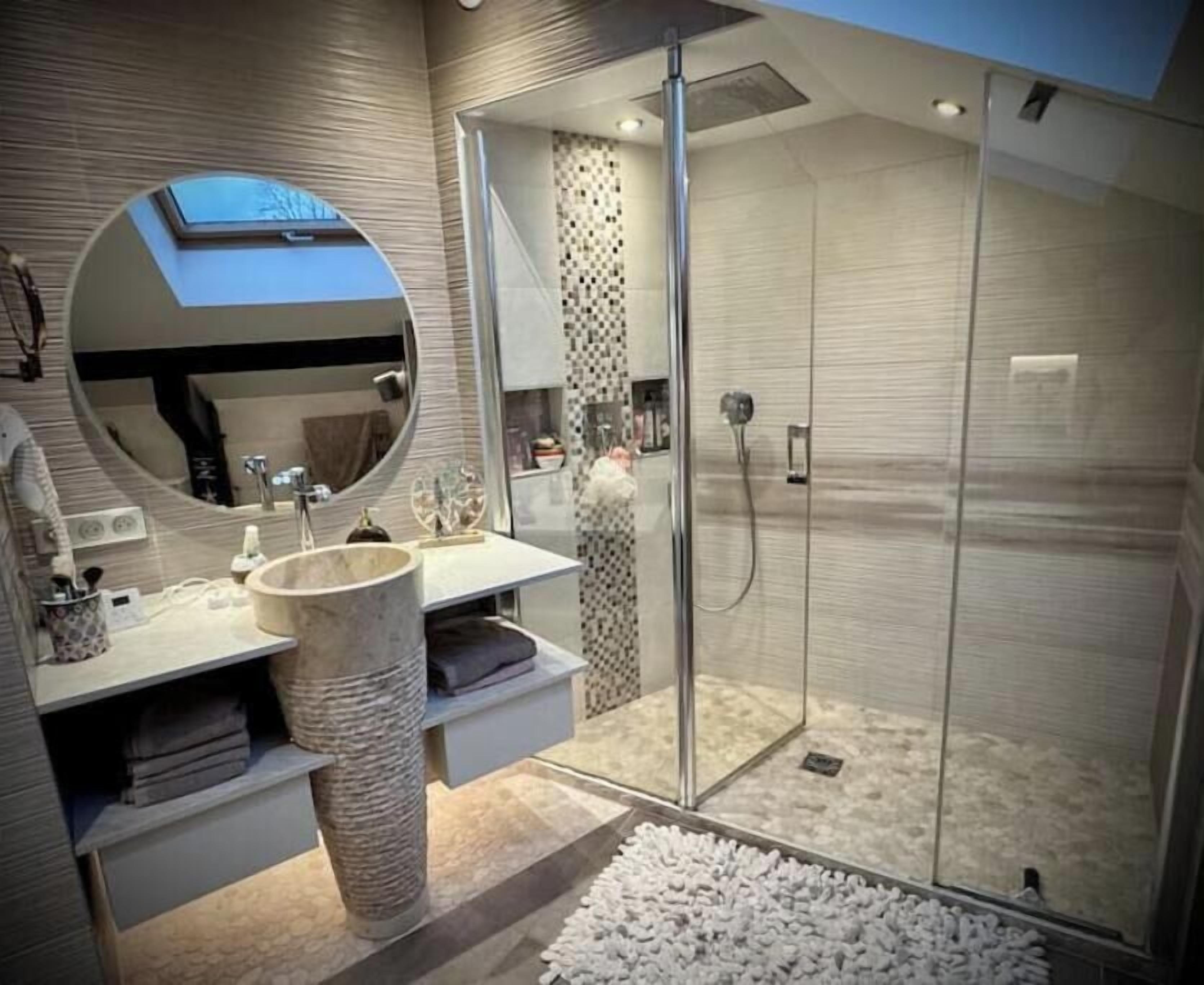 Douche, sèche-cheveux, serviettes fournies, savon